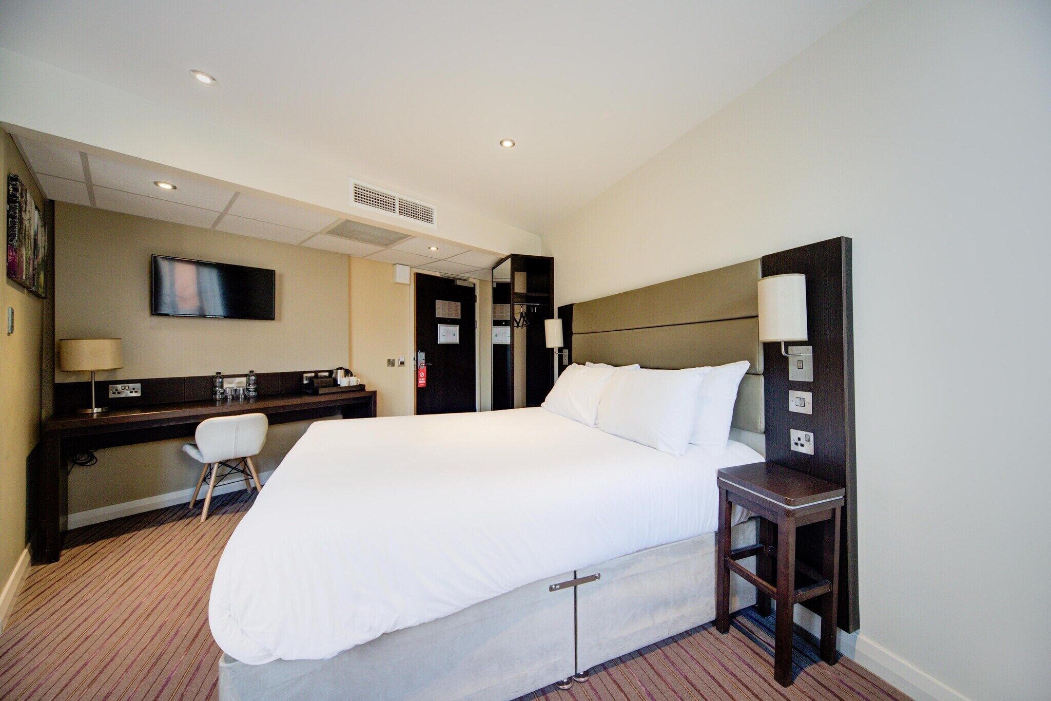 1 bedroom, desk, iron/ironing board, WiFi (free)