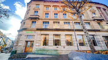 Un edificio storico con uno stile architettonico classico, caratterizzato da un ingresso imponente con il cartello Belvilla City Centre.