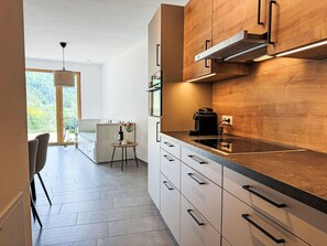 Kühlschrank, Ofen, Geschirrspüler, Kochgeschirr/Geschirr/Besteck