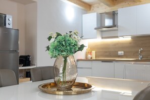 Réfrigérateur, micro-ondes, plaque de cuisson, cafetière/bouilloire