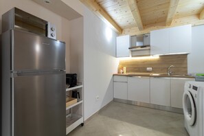 Kylskåp, mikrovågsugn, spishäll och kaffe- och tebryggare