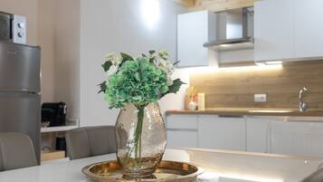 Jääkaappi, mikroaaltouuni, liesi, kahvin-/teenkeitin