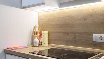 Kühlschrank, Mikrowelle, Herdplatte, Wasserkocher mit Kaffee-/Teezubehör