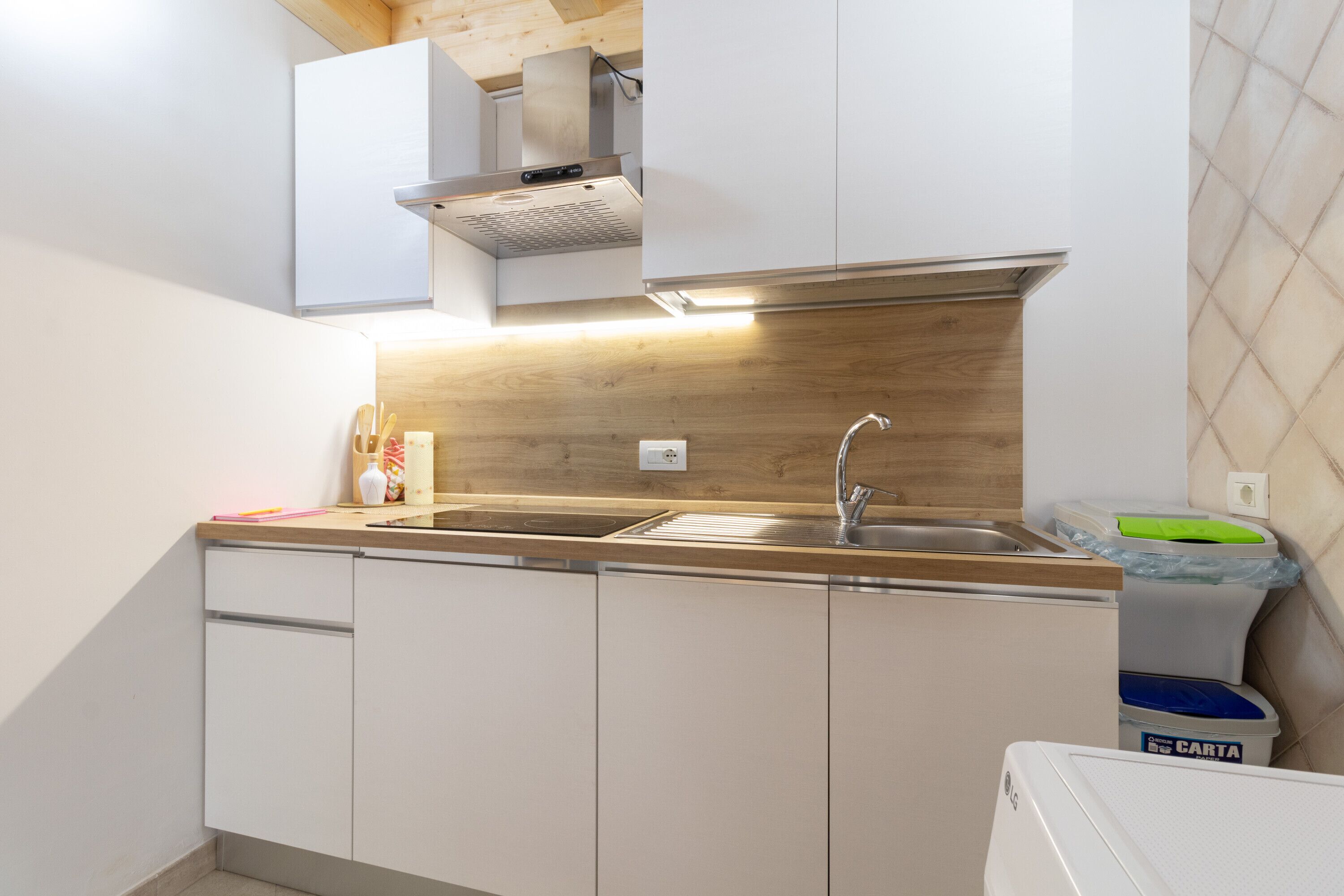 Kühlschrank, Mikrowelle, Herdplatte, Wasserkocher mit Kaffee-/Teezubehör