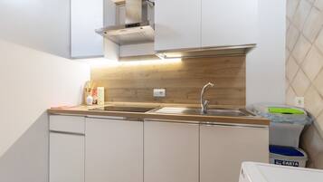 Kühlschrank, Mikrowelle, Herdplatte, Wasserkocher mit Kaffee-/Teezubehör