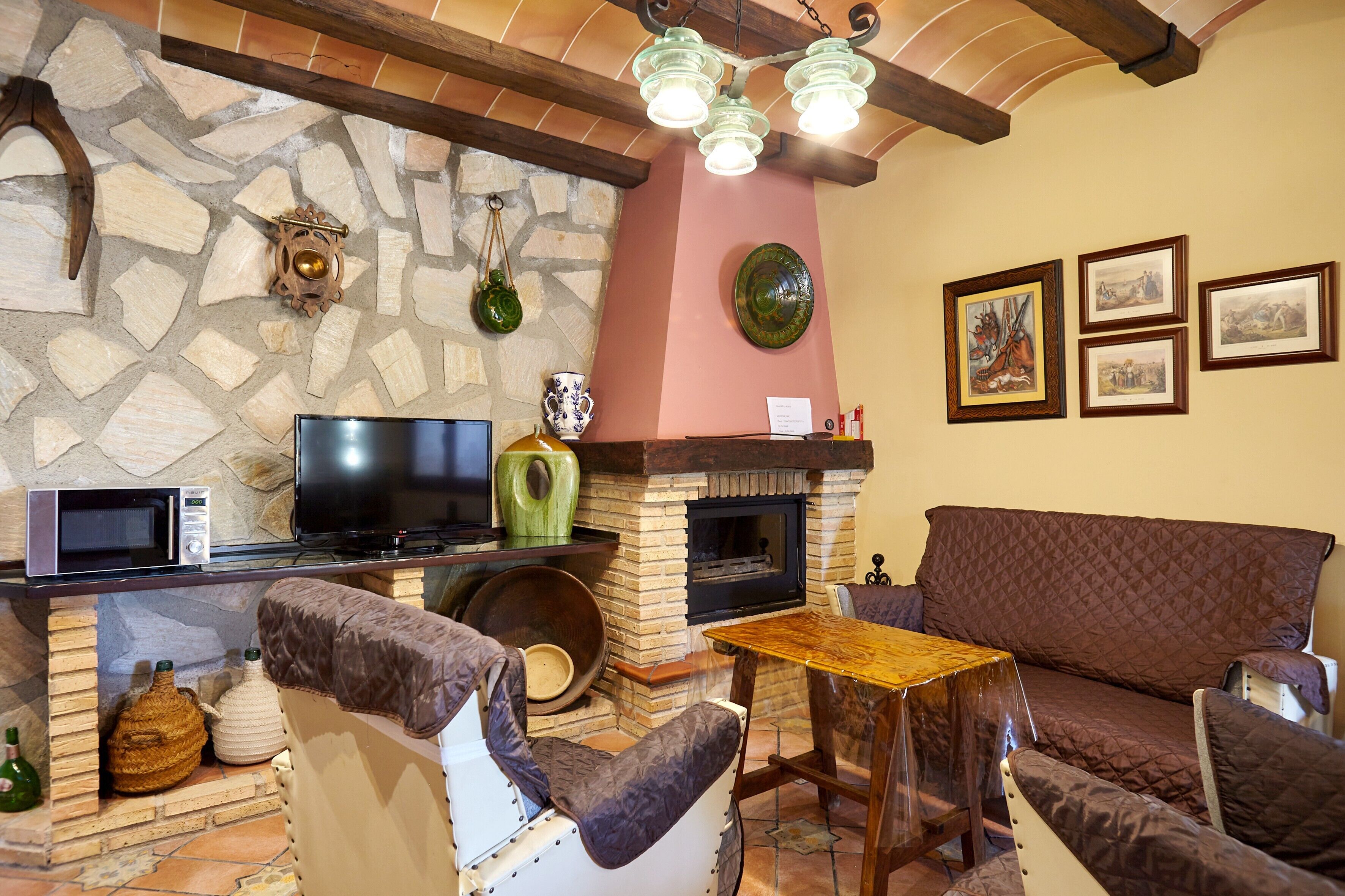 Een televisie en een open haard