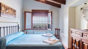 6 bedrooms, iron/ironing board, free WiFi, bed sheets