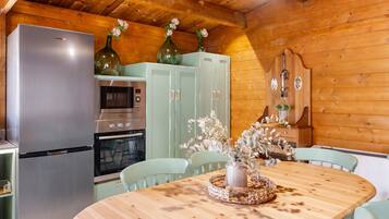 Een koelkast, een magnetron, een oven, een kookplaat