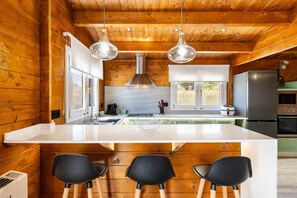 Een koelkast, een microgolfoven, een oven, een kookplaat