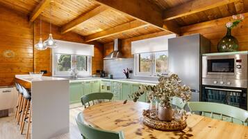 Een koelkast, een magnetron, een oven, een kookplaat