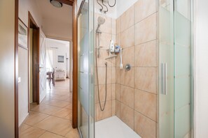 Douche, sèche-cheveux, serviettes fournies
