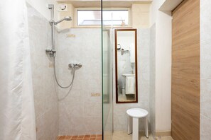 Een douche, een haardroger, handdoeken