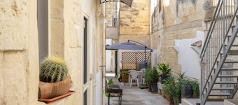 Appartement 'La Corte Della Zia Santa' avec terrasse privée, Wi-Fi et climatisation