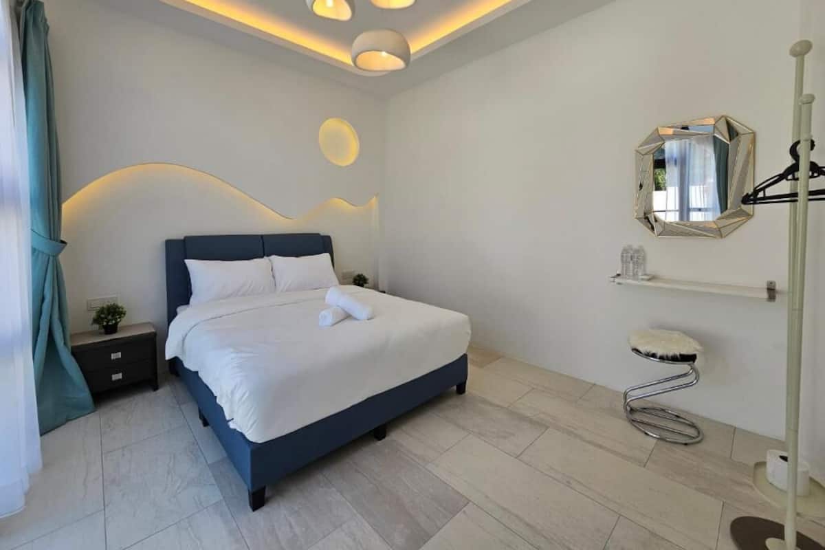 Deluxe Double Room, Garden View | Iron/ironing board, free WiFi