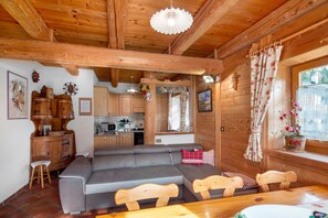 Living area - Apartment 'Lastei' with Mountain View, Shared Garden and Wi-Fi (Falcade)