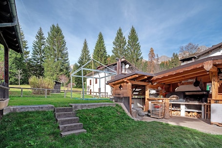 Property grounds. Apartment 'Lastei' with Mountain View, Shared Garden and Wi-Fi
