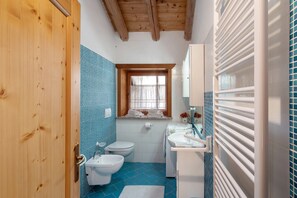 Douche, sèche-cheveux, serviettes fournies