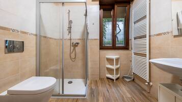 Dusche, Haartrockner, HandtĂŒcher