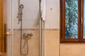 Dusche, Haartrockner, Handtücher