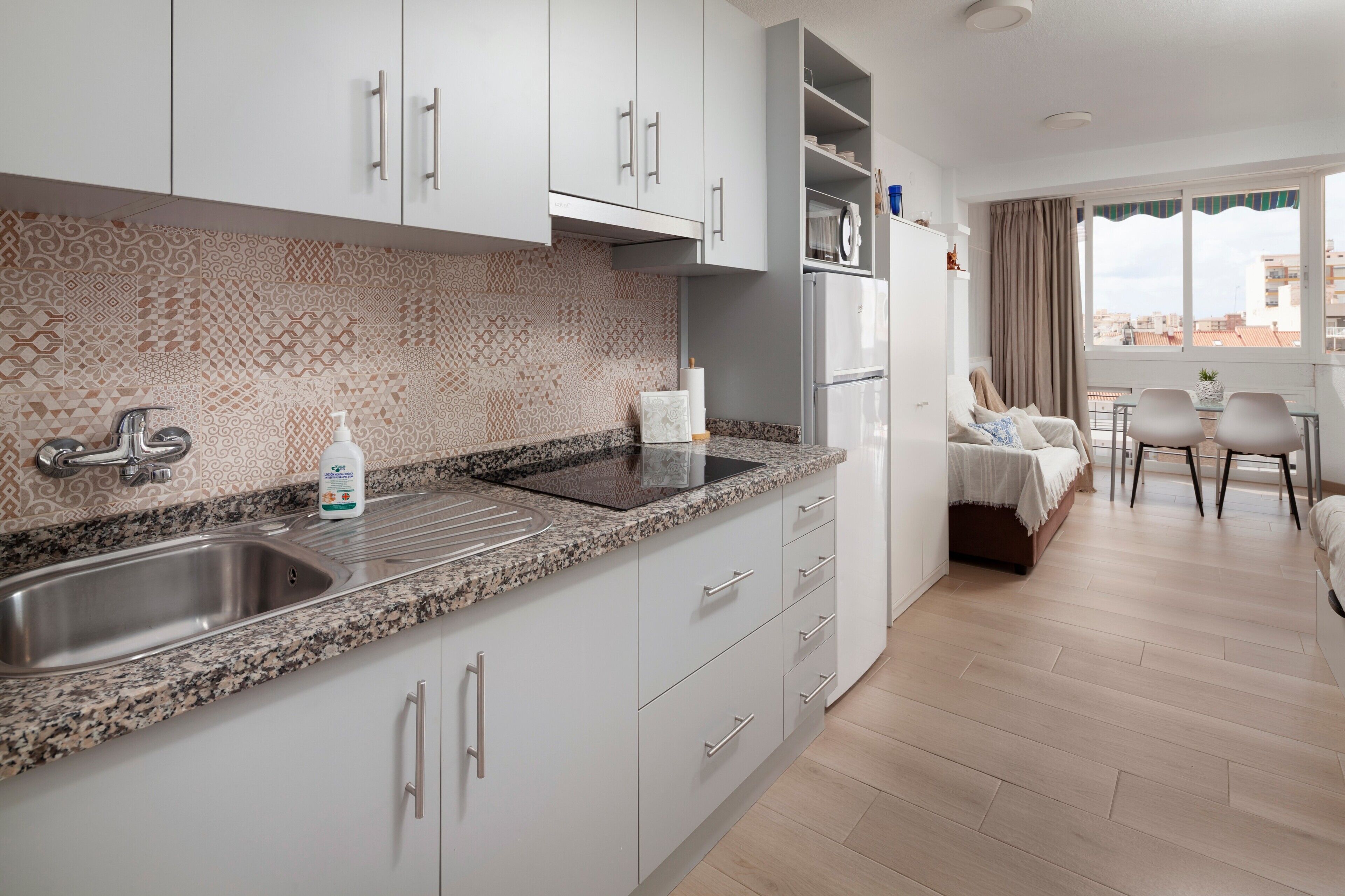Frigorífico, microondas, horno y placa de cocina