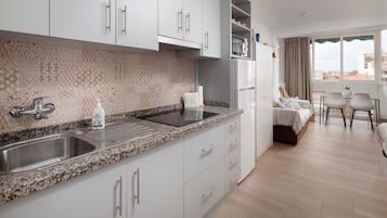 Frigorífico, microondas, horno y placa de cocina