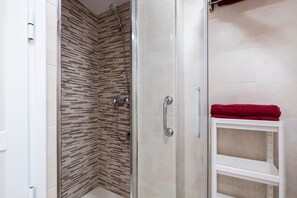 Dusche, Haartrockner, Handtücher