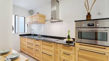 Een koelkast, een microgolfoven, een kookplaat