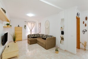 TV - Holiday Apartment 'Attaday Home' with Wi-Fi (Ingenio)