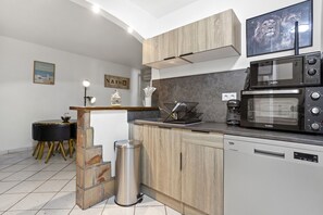 Jääkaappi, mikroaaltouuni, uuni, liesi