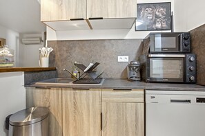 ثلاجة، ميكروويف، فرن، موقد طهي مسطح