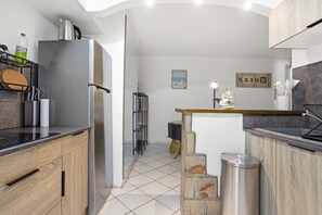 Køleskab, mikrobølgeovn, ovn, kogeplade