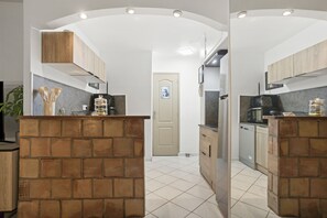 Kjøleskap, mikrobølgeovn, ovn og kokeplater