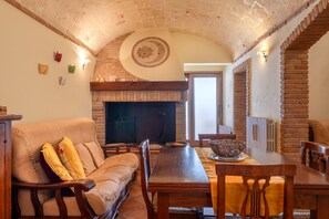 Interior - Apartment 'Dimora La Reggia' with Private Pool, Wi-Fi and Air Conditioning (Mesagne)