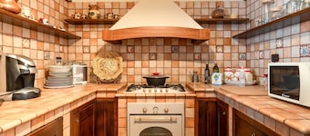 Apartment 'Dimora La Reggia' with Private Pool, Wi-Fi and Air Conditioning