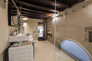 Doccia, asciugacapelli, bidet, asciugamani