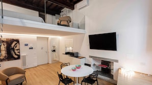 Un interior moderno con comedor, cocina y sala de estar.