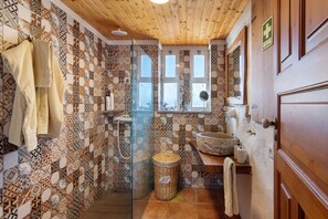 Shower, hair dryer, towels - Holiday Home 'Casa Moinho Da Eira' with Mountain View, Wi-Fi and Air Conditioning (Loulé)