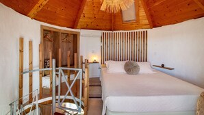A wooden ceiling, a bed with white bedding, a hanging light fixture, and a wooden door. - Holiday Home 'Casa Moinho Da Eira' with Mountain View, Wi-Fi and Air Conditioning (Loulé)