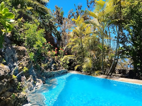 ‘El Pilar’ with Sea Views, Private Pool, and Wi-Fi