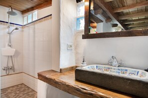 Shower, hair dryer, towels - ‘El Pilar’ with Sea Views, Private Pool, and Wi-Fi (La Guancha)