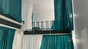 Espace de travail pour ordinateur portable, Wi-Fi gratuit, draps fournis