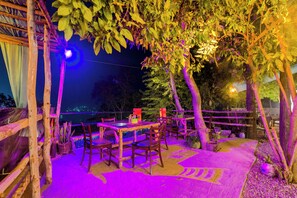 供應早餐、午餐、晚餐；園景