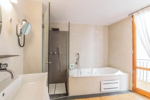 Tina de hidromasaje, secadora de cabello, bidet, toallas