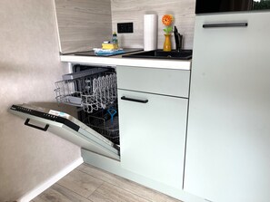 Kjøleskap, mikrobølgeovn, ovn og oppvaskmaskin