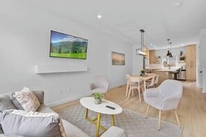 Smart-tv och ett bordtennisbord