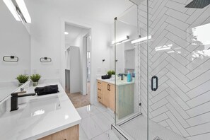Hair dryer - 12 Guests | 2 King Beds | Ping Pong| 6 BR| Garage (Calgary)
