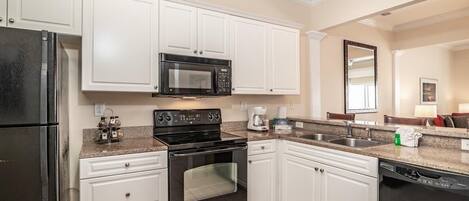 Kühlschrank, Mikrowelle, Ofen, Herdplatte