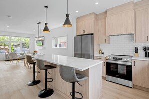 Frigorifero, microonde, forno, piano cottura