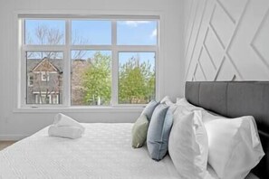 6 bedrooms, iron/ironing board, free WiFi, bed sheets - 12 Guests | 2 King Beds | Ping Pong| 6 BR| Garage (Calgary)