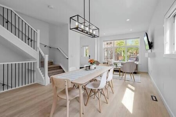 Dining - 12 Guests | 2 King Beds | Ping Pong| 6 BR| Garage (Calgary)